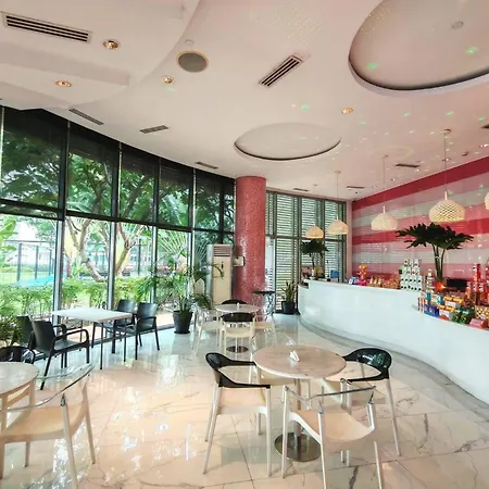 400Mbps! 3Beds 1217 Azure Urban Beach Spa Mall Resto